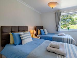 a bedroom with two beds and a window at 2 Bed in Woolacombe oc-bkers in Woolacombe