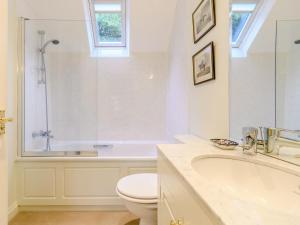 a bathroom with a tub and a toilet and a sink at 3 Bed in Presteigne oc-78336 in Evenjobb +23 photos