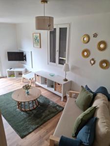 a living room with a couch and a table at Cottage en Saule in Port-Launay