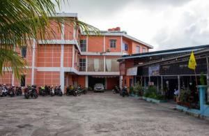 a group of motorcycles parked in front of a building at Hotel Melayu Bedendang in Tanjunguban