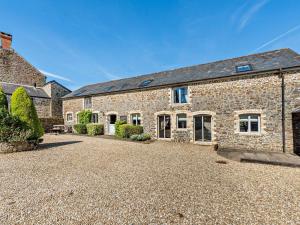 an old stone house with a gravel driveway at 6 Bed in Bideford oc-thorn in Buckland Brewer