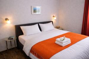 a bedroom with a bed with two towels on it at Ferienwohnung Achterbrise mit Kamin in Zinnowitz