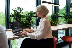 une femme assise à un bureau utilisant un ordinateur portable dans l'établissement Cocoon München Theresienwiese, à Munich 32 autres photos