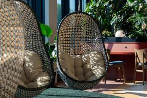 deux chaises en osier placées devant une table dans l'établissement Cocoon München Theresienwiese, à Munich