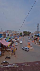 a town with cars on a street with buildings at Hotel Preet La Casa in Thānesar