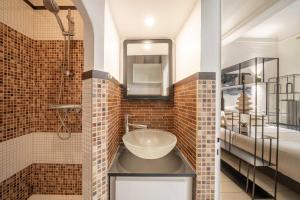 a bathroom with a sink and a mirror at Cozy Studio A C 2P - Saint-Tropez in Saint-Tropez
