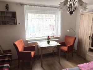 a room with a table and chairs and a window at Ferienwohnung Messerschmidt in Quedlinburg