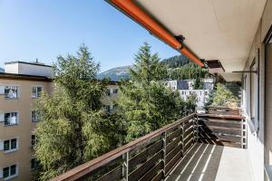 - un balcon avec vue sur un bâtiment dans l'établissement Belezza, à Davos