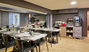 a restaurant with tables and chairs in a room at Hesperia Barcelona Barri Gòtic in Barcelona