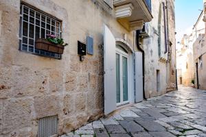 a stone alley with a door and a window at Petit Maison Martini ' in Altamura