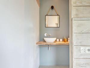 a bathroom with a sink and a mirror on a counter at 2 Bed in Llandrindod Wells oc-53193 in Llandrindod Wells
