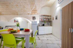 a kitchen and dining room with a table and chairs at Petit Maison Martini ' in Altamura