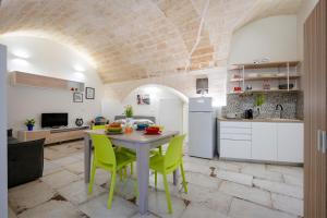 a kitchen and dining room with a table and chairs at Petit Maison Martini ' in Altamura +11 photos