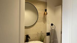a bathroom with a mirror and a sink at Casa cu Palmieri in Călimăneşti +20 photos