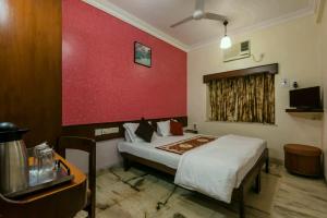 Postel nebo postele na pokoji v ubytování Hotel Mogul Palace - Near Masjid Bunder Mumbai