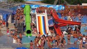 a group of people in a pool at a water park at Apartman Muzika Jagodina in Jagodina