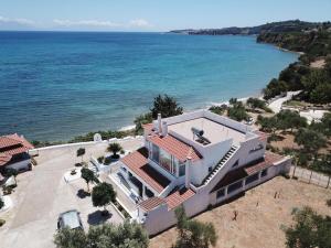 an aerial view of a house on the beach at El Mar in Kómboi