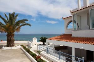 a house with a view of the ocean at El Mar in Kómboi +26 photos
