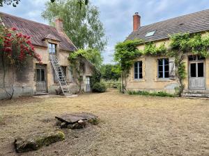 an old house with a ladder in the yard at Authentic house, absolutely quiet in Coust