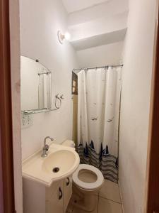 ein weißes Badezimmer mit Waschbecken und Toilette in der Unterkunft Pousada Luz e Brilho Aluguel Temporada in Búzios + 48 Fotos