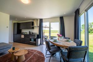 a kitchen and dining room with a table and chairs at Vakantiepark Lemmer in Lemmer
