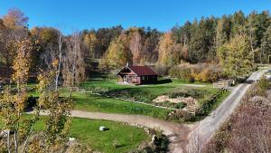 a small house in the middle of a field at Domek na Wzgórzu in Wojcieszyce