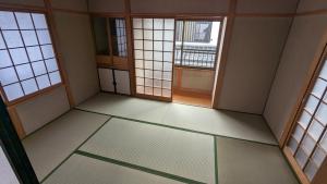 a room with two windows and a glass floor at お宿&カフェバーもか in Higashikagawa