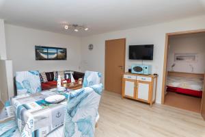 a living room with a couch and a table at Hundeparadies "Bodden Paradise Cottage" in Pruchten