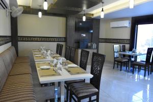 Εστιατόριο ή άλλο μέρος για φαγητό στο Hotel S L E Residency
