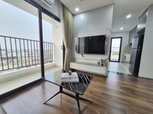 a living room with a flat screen tv and a couch at BenHill - serviced apartment-Binh Duong in Ấp Dừa