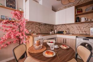 una cucina con un tavolo su cui c'è del cibo di MELE flat a Valencia