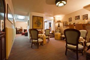 a waiting room with chairs and a table and a room at Hotel Moderno in Erice