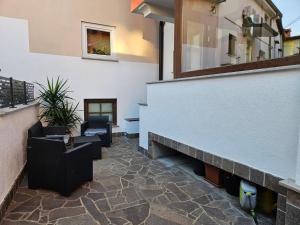 a waiting area of a salon with chairs and tables at Mark & Lana in Sežana