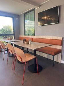a dining room with a large table and chairs at ibis budget Niort - La Crèche in La Creche