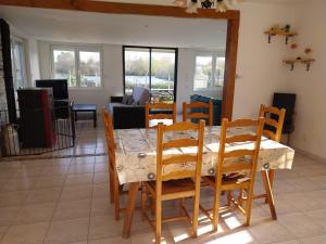 a dining room with a table and chairs at Le Dom'Mino in Condé-Folie