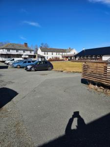 a shadow of a person taking a picture of a car at Vertshuset gamlebirkeli in Drilen