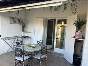 a table and chairs sitting on a patio at Les hiboux du Sud in Quissac