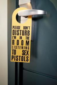 a sign on the door of a room wanting to exit toilets at chic&basic Habana Hoose in Barcelona