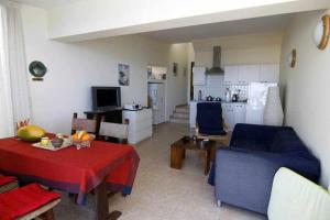 a living room with a table and a kitchen at Estupendo bungalow cerca del mar in Maspalomas