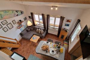 an overhead view of a living room with a table with food on it at Ferienwohnung Wellenreiter 200 m zum Strand Fewo strandnah mit Balkon Parkplatz Wlan in Karlshagen