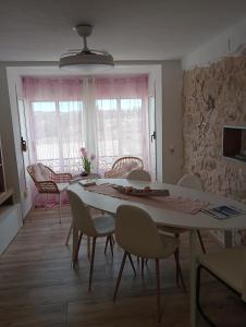 a dining room with a table and chairs at Ca la Carme in Villalba dels Arcs