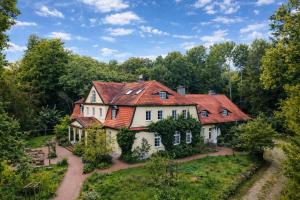 an old house with a red roof at Seegut Blaue Blume in Buchenhain