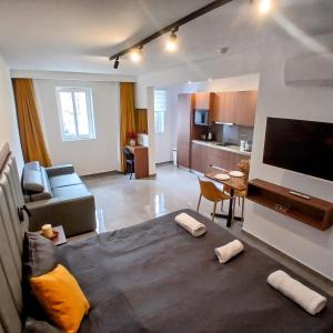 a living room with a couch and a tv at The Black Onyx in Il-Gżira