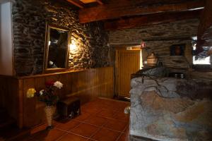 a room with a vase of flowers in a stone wall at Casa do Lagar in Vale do Porco
