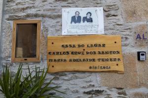 a sign on the side of a stone building at Casa do Lagar in Vale do Porco