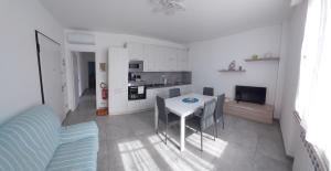 a living room with a table and a kitchen at La Pineta, 26 - 5 in Casarza Ligure