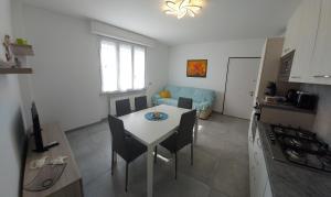 a kitchen with a table and chairs in a room at La Pineta, 26 - 5 in Casarza Ligure +16 photos