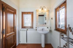 a bathroom with a sink and a mirror at Agriturismo i Due Casini in Riano