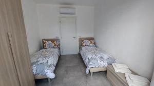 two beds in a small room withermottermottermott at La Pineta, 26 - 5 in Casarza Ligure