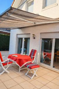 a table and chairs sitting on a patio at Haus Amsel am Heeder See in Heede